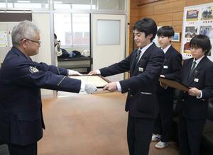 柏崎署から感謝状を贈られた柏崎市の松浜中学校の生徒=柏崎市松波3
