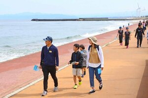 潮風を受けながら思い思いのペースで歩く人たち=新発田市藤塚浜