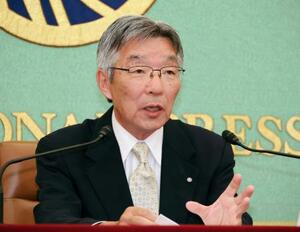 記者会見する東京都小笠原村の渋谷正昭村長=24日午後、東京・内幸町の日本記者クラブ