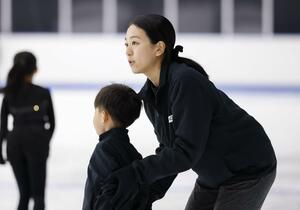 「MAO RINK」で子どもを指導する浅田真央さん=9日午後、東京都立川市