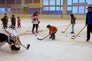 女子アイスホッケー元日本代表キャプテンの大澤ちほさんが講師を務めた体験会=上越市下門前
