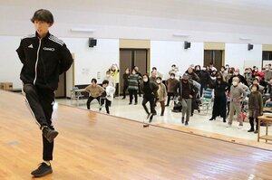 市民らと一緒に体を動かすマラソン選手の岸本大紀さん＝燕市吉田東栄町