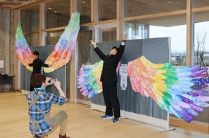 柏崎翔洋中等教育学校の1年生が制作した翼のウォールアート=柏崎市役所