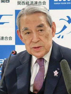 記者会見する関経連の松本正義会長=18日午後、大阪市北区