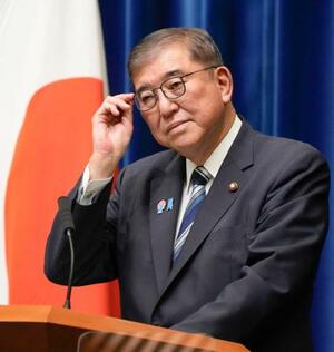 記者会見で質問を聞く石破首相=7日午後6時27分、首相官邸