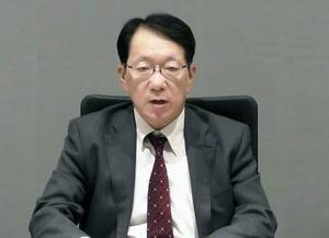 オンラインで記者会見する三菱自動車の加藤隆雄社長=27日午後