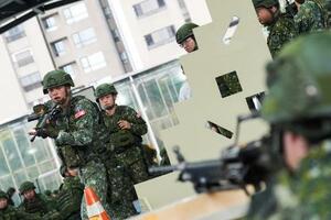 9日、台湾北部・桃園市で行われた予備役兵の戦闘訓練(中央通信社=共同)