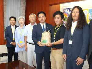 小泉進次郎農相と面会する県内の農家ら=4日、東京・霞が関