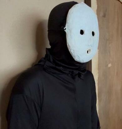 現在地】覆面作家の雨穴さん 人と違うことをやりたい | 新潟日報