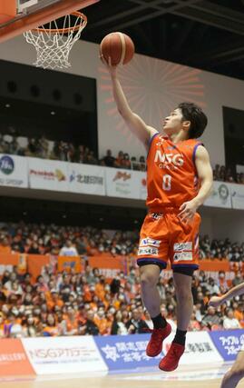 新潟－岐阜　第２クオーター、樋口蒼生が速攻で決めて２４－４１＝アオーレ長岡