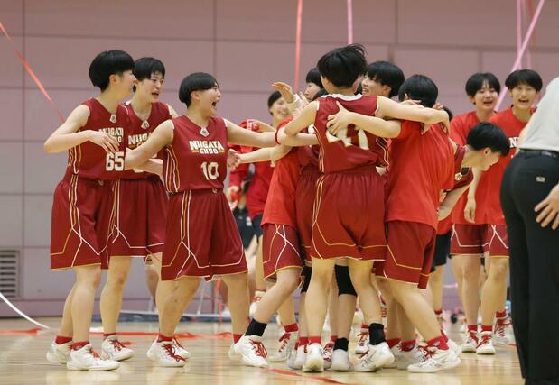 バスケットボール女子決勝・開志国際-新潟中央 優勝し抱き合って喜ぶ新潟中央の選手たち=五泉市総合会館