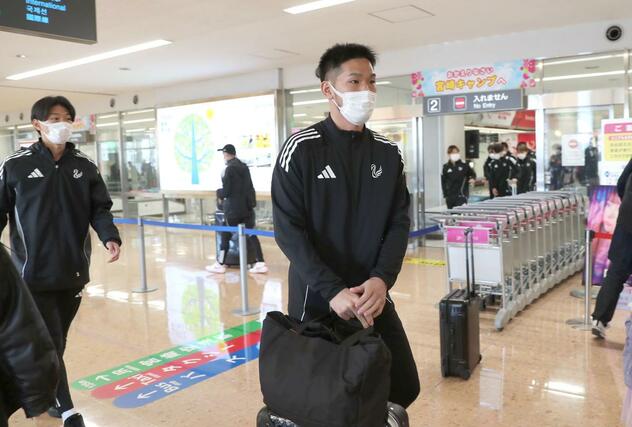 キャンプ地である宮崎県に到着したＪ１アルビレックス新潟の選手ら＝１月１３日、宮崎空港