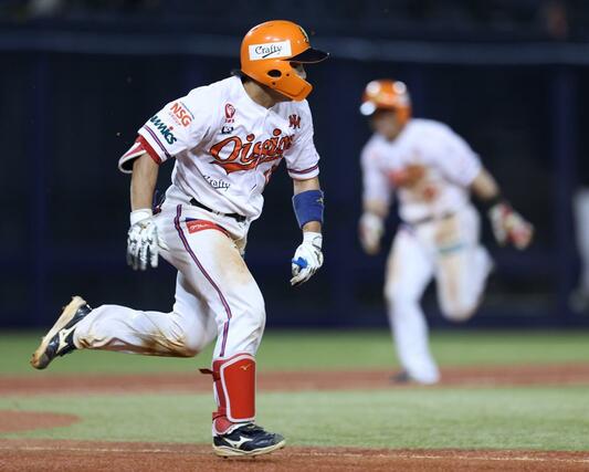 ８回オイシックス１死二、三塁、山田和の遊ゴロ間に３走藤原大智が生還し、５－４＝６月１８日、エコスタ