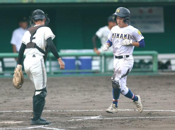 新発田南－長岡商　３－３で迎えた七回表新発田南、渡邊嵩瑛が生還して勝ち越し。４－３＝長岡市悠久山