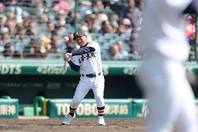 高知農－日本文理　試合前、ノックを打つ鈴木崇監督＝２１日、阪神甲子園球場