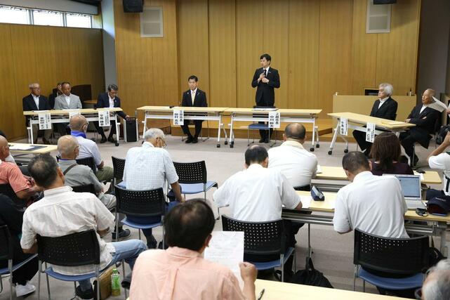 農業者との面談に臨む上越市の中川幹太市長（中央）＝２９日、兵庫県三田市の三田市総合福祉保健センター