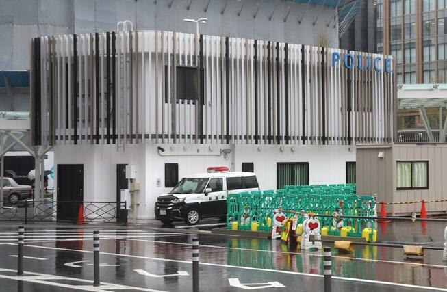 万代広場に設置された新潟中央署の新潟駅前交番=10日、新潟市中央区