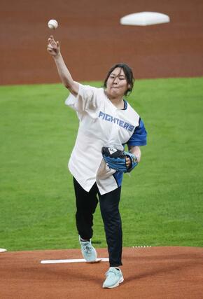 始球式を務めるパリ五輪陸上女子やり投げの金メダリストの北口榛花＝エスコンフィールド