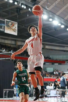 男子１回戦　開志国際－高山西（岐阜）　第３クオーター、開志国際の北村優太がレイアップシュートを決めて５１－２９＝１２月２３日、東京都渋谷区千駄ケ谷１の東京体育館