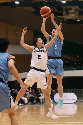 男子決勝リーグ　北越－新潟工　第４クオーター、新潟工の及川颯也がシュートを決めて７３－７１に追い上げる＝新潟市体育館