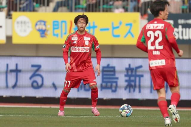 徳島－新潟　前半、パスの相手を探すＤＦ舩木翔＝鳴門大塚