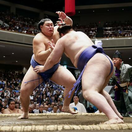 安青錦（右）を攻める大の里。寄り倒しで下す＝両国国技館