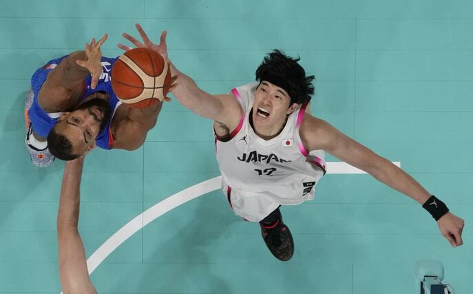 日本-フランス 延長、ゴール前で競り合う渡辺雄(右)=リール(共同)