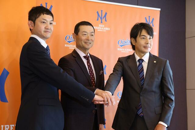 就任会見のフォトセッションでポーズをとるオイシックス新潟アルビレックスＢＣ桑田真澄ＣＢＯ（中央）。右は武田勝監督、左は池田拓史社長＝１８日、東京ドームホテル