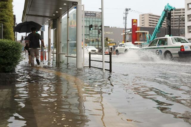 雨で冠水した道路=10日、新潟市中央区