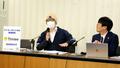 　提訴後に記者会見する原告の男性（左）と代理人弁護士＝２１日午後、東京都内