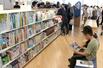 オープンした「まちなか+(ぷらす)」で本を眺める子どもたち=4日、妙高市朝日町1
