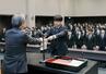 花角英世知事(左)から辞令を受け取る新採用職員=4月1日、新潟市中央区