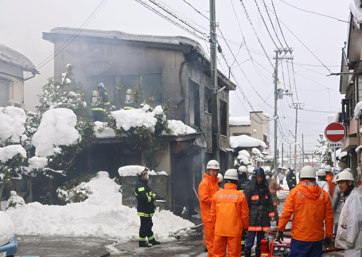 三条市北新保1で車庫兼倉庫が全焼、89歳男性が顔に軽いやけど | 新潟日報