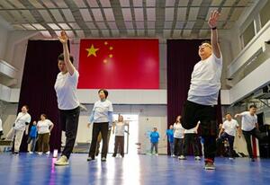 　北京市内の施設で、ダイエットのため運動をする人たち＝２０２５年３月（共同）