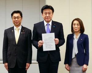 木原官房長官(中央)にペルシャ湾内の日本関係船舶の安全確保を要請した、立憲民主党の徳永政調会長(右)ら=13日午後、国会