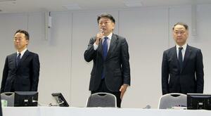 会見する東京電力ホールディングスの小早川智明社長(中央)=1月26日、東京都千代田区