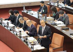 県民投票条例案を巡り花角英世知事と県議が質疑を交わした臨時会=17日、県議会