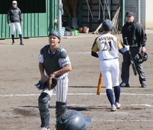 選抜高校野球大会に向け、大阪学院大高との練習試合で捕手を務める帝京長岡の松本覇＝１１日、奈良県の大阪商業大グラウンド