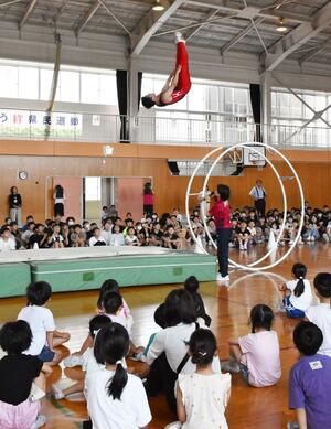 児童の前で技を披露する後藤龍一さん=新潟市中央区の紫竹山小学校
