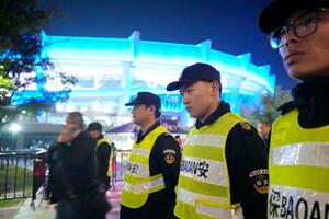 厳重な警備体制が敷かれた、サッカーのアジア・チャンピオンズリーグ・エリート1次リーグで神戸と上海が対戦するスタジアム周辺=26日、中国上海市(共同)