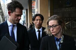 13日、オーストラリア・メルボルンの裁判所を出る檀崎竜孔被告(中央)(AAP=共同)