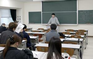 新聞記事を活用し、新潟大教育学部の学生が行った模擬授業=新潟市西区五十嵐2の町