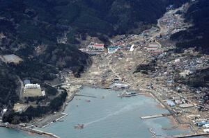 牡鹿半島にある宮城県石巻市鮎川地区。津波で多くの家屋が跡形もなく押し流されていた=2011年3月14日