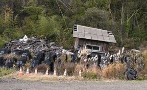 　石川県珠洲市に残された、能登半島地震で倒壊した建物やがれき＝２０２５年１２月