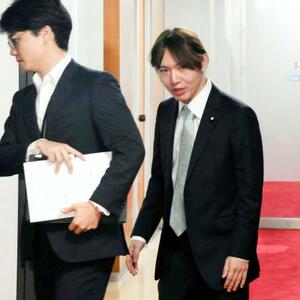 自民党の森山幹事長との会談を終えたチームみらいの安野党首(右)=28日午前、東京・永田町の自民党本部