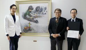 故涌井欽也さんの作品「ひなた」の贈呈式に臨んだ(左から)遠藤直人院長、水野春芳顧問、涌井良朗さん=三条市上須頃