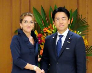オランダのイェジルゲス副首相兼国防相(左)との会談に臨む小泉防衛相=16日午後、防衛省