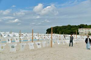 和歌山県白浜町の白良浜で始まった「Tシャツアート展」=1日午前