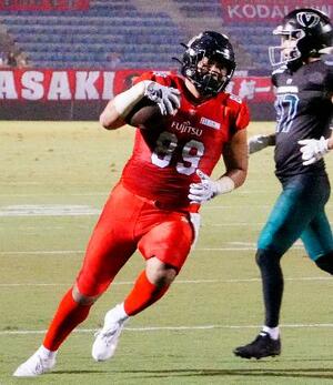 　富士通―富士フイルム海老名　第２クオーター、タッチダウンを決める富士通・福井＝秩父宮