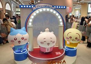オープンした日本の人気漫画「ちいかわ」のグッズショップ内に並ぶキャラクター=27日、中国・上海市(共同)